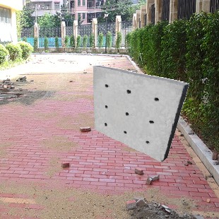 深圳溢佳路排水沟使用栅栏电力盖板使用保护行人深圳电信井水泥沟