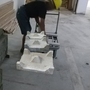 深圳兰光路学校楼顶层架空水泥五脚砖隔热效果好使用保护