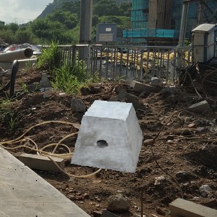 深圳长围路需要隔离墩拦厂家咨询深圳市水泥围栏基础石