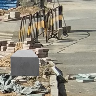 深圳横岗维修队铺筑路侧道路牙价格低的深圳市施工压边砖