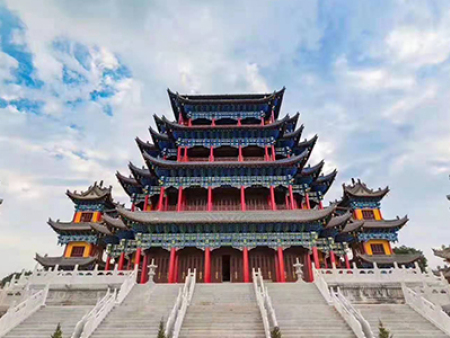 甘肃古代建筑设计公司,我国古代建筑为了防止雨水淋湿版筑墙，很早以来，屋顶上就采用了较大的出檐。