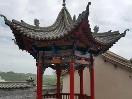 甘肃仿古牌楼门修复,在古代，城市基本的居住单位为里坊，早期的里坊设有坊门人们进出，这些坊门称为“闾”。有时，闾门之上会写出里坊的名称，还可将功臣的事迹和姓名雕刻其上，予以表彰，是为表闾制度。