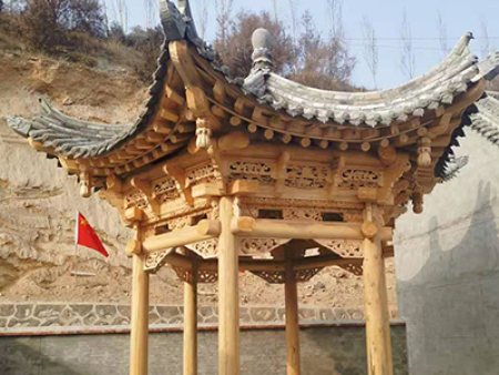 ​甘肃仿古凉亭的顶部。好的凉亭顶部是有三层结构设计，内层为一层进行碳化木，中间层为防水板，外层是碳化木瓦片，一般企业采用的是琉璃瓦，瓦片沟槽具有重要排水系统功能，三层体系设计过程中不易出现漏水，可以更加放心自己置于一个室外。