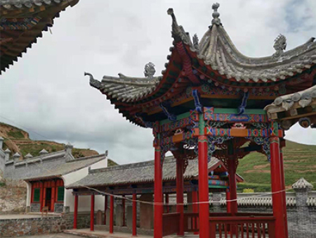 这些甘肃仿古建筑的特点是，它们既有传统，又具有现代气息。比如中华雕塑家、雕塑大师、雕塑大师等名字。这些仿古建筑的特点是它们既有传统，又具有现代意味。