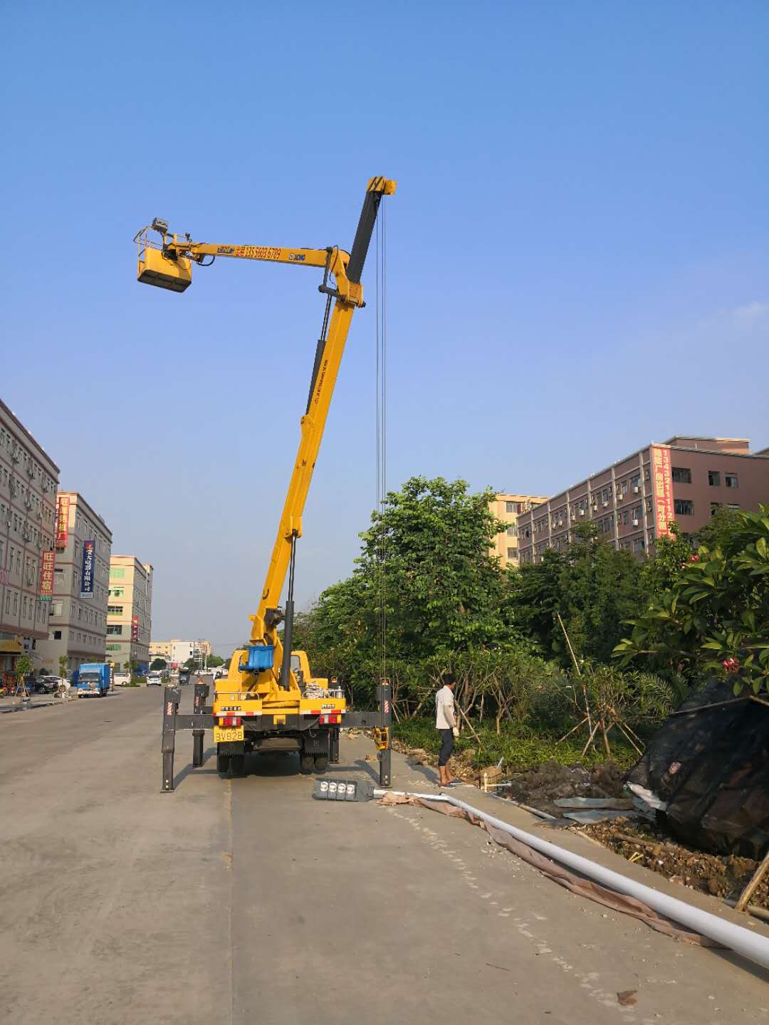 南宁高空车出租，路灯车，吊车，升降车，特价高空车租赁