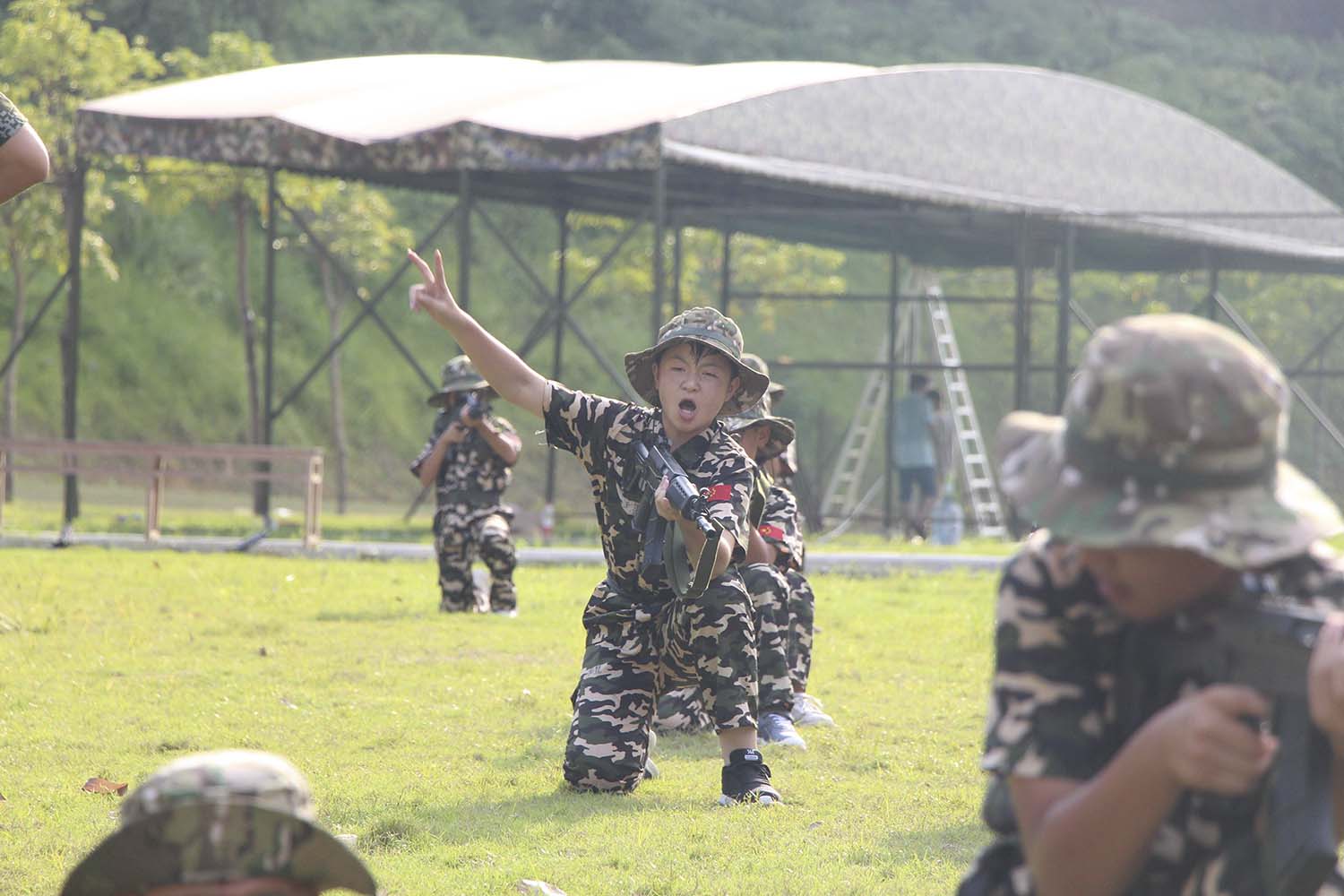 广州青少年夏令营机构/青少年安全教育夏令营网站/坚强小兵