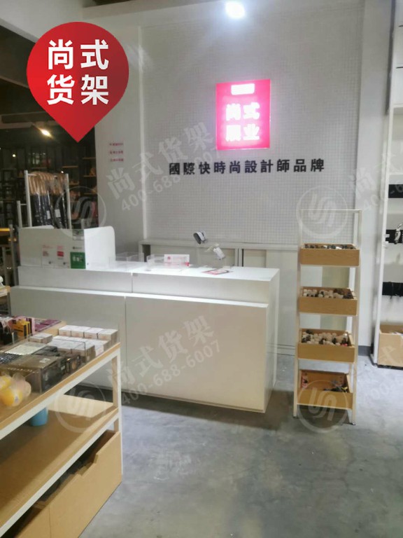 名创优品饰品店休闲的好去处