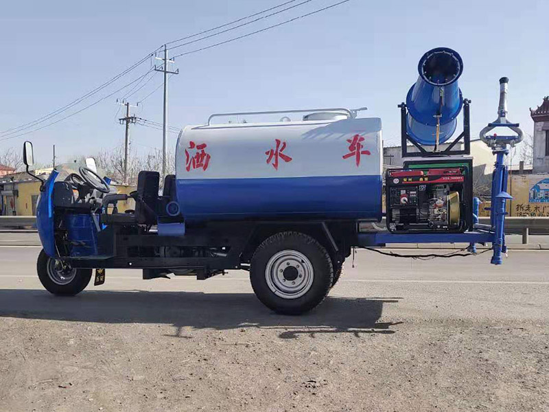 三轮洒水车