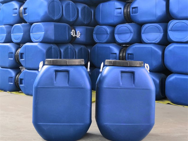 蓝色塑料桶