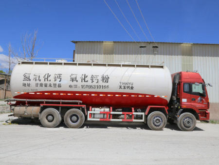 兰州氢氧化钙生产厂家,工地上经常冒白烟是在制石灰浆