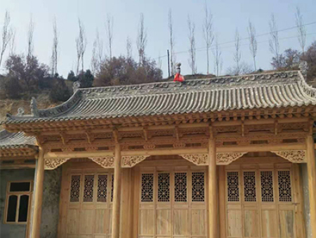 甘肃仿古建筑四合院设计,整个四合院呈现出一种古朴而不失大气的风格。整体建筑采用了中国传统的布局，以木与石相互交融为主题。
