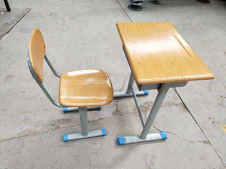 兰州钢木课桌椅的材质主要为板材