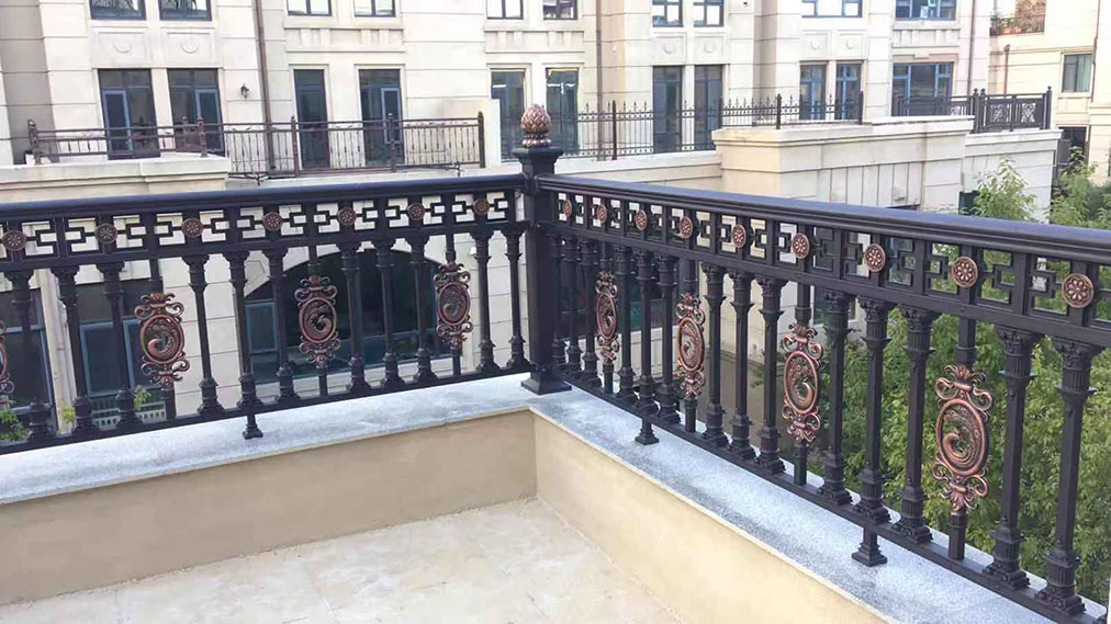 新疆铝艺护栏阳台安装