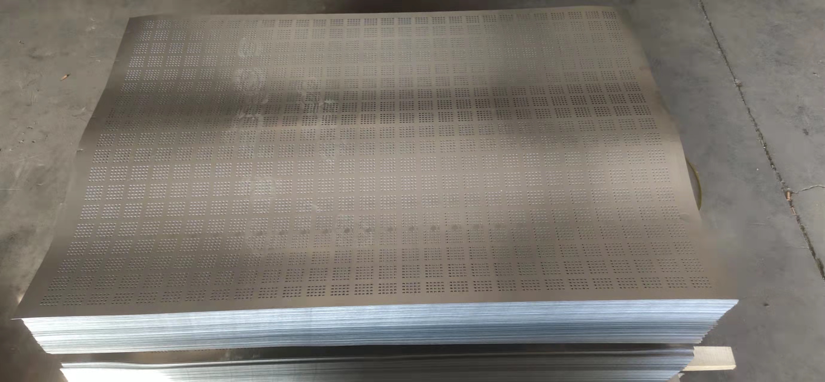重庆镀锌穿孔爬架网零售价