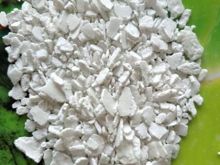 新疆片碱的吸湿性对其使用和储存有哪些影响？