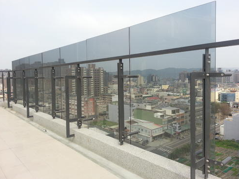 丹东不锈钢栏杆钢化玻璃栏板公司