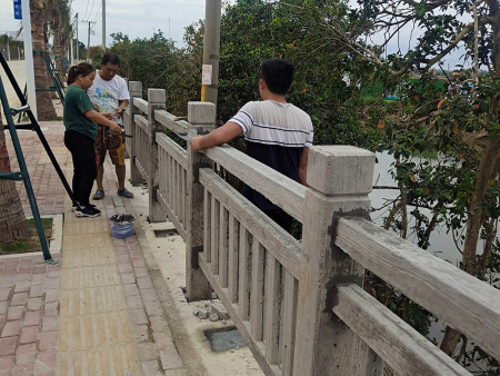 瓊海河道護(hù)岸仿木樁公司