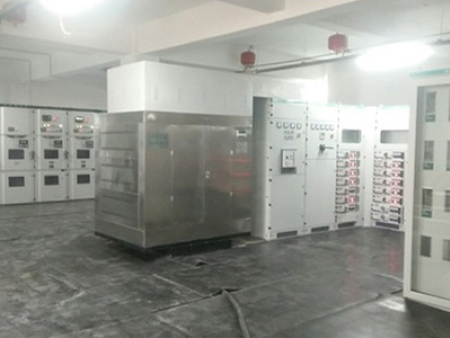 在甘肅配電柜安裝完畢后，應(yīng)消除雜物，保持干凈整潔，蘭州配電柜面應(yīng)清晰標(biāo)注電氣回路的用途及編號(hào)，以便日后維修。