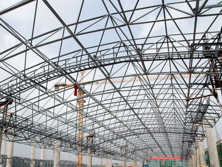 钢结构网架如何优化建筑结构的稳定性？