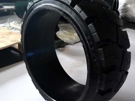 高性能低阻力工业压配式实心轮胎22x8x16