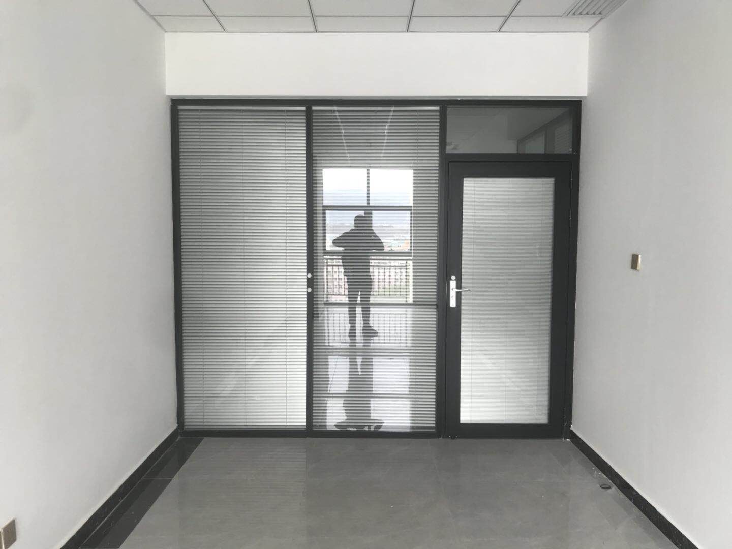 永登县玻璃隔断办公室设计