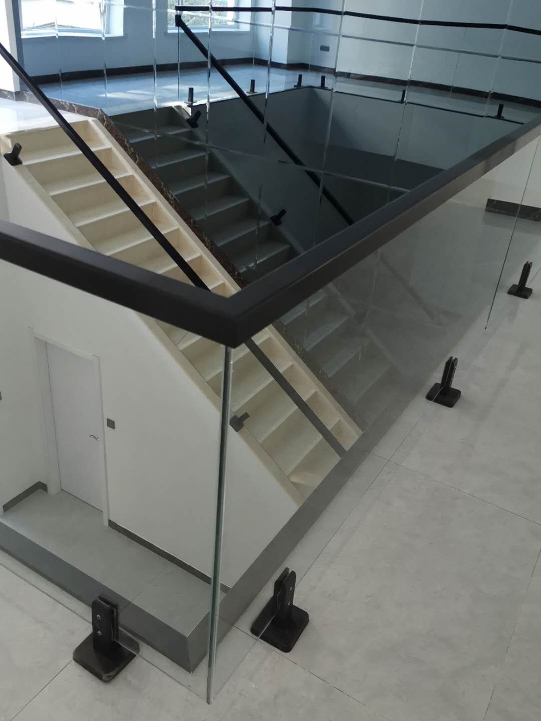 平凉楼梯玻璃扶手怎么安装